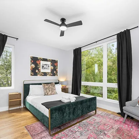 Holiday home Stylish 4br - Rooftop Deck Near Downtown