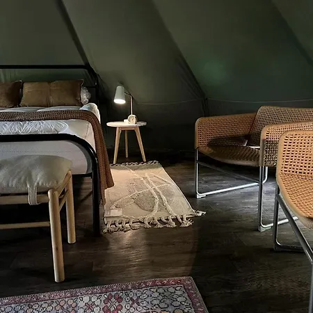 Spacious Equipped Bell Tent With Deck, Fire Pit And Picnic Space In Tennessee Holiday home