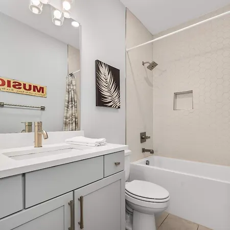 Holiday home Stylish 4br - Rooftop Deck Near Downtown