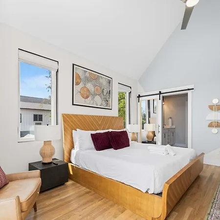 Holiday home Stylish 4br - Rooftop Deck Near Downtown
