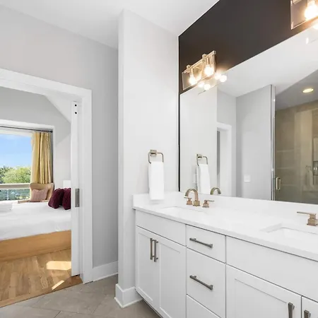Holiday home Stylish 4br - Rooftop Deck Near Downtown