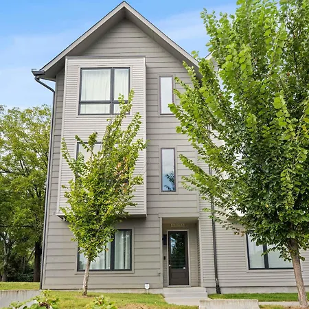 Stylish 4br - Rooftop Deck Near Downtown Holiday home