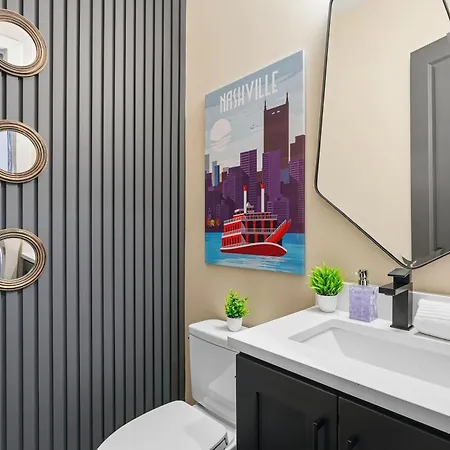 Showboat Vibes Murals Karaoke Stage Free Parking Holiday home Nashville
