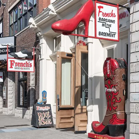 French's Luxury - Steps From Broadway
