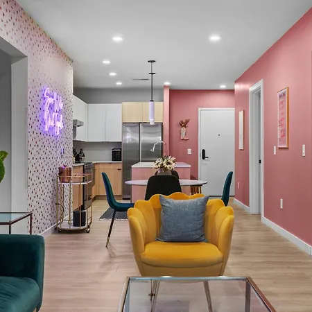 Walk To Broadway- Pool & Cabanas-luxury Apartment *