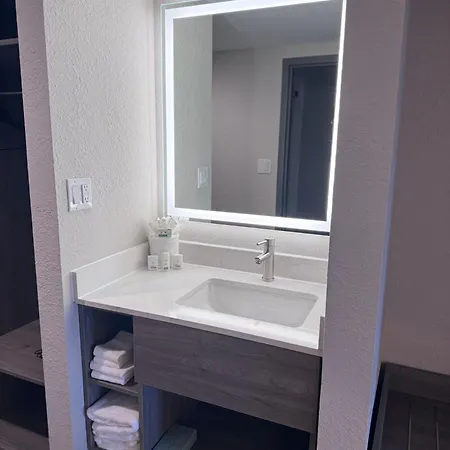 La Quinta By Wyndham Airport/opryland Hotel 3*