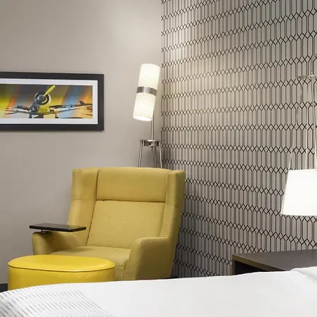 Hotel Glo Western Airport 3*
