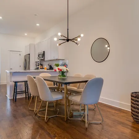 Holiday home Luxe Hillsboro Village Homes For 24 With 4 Patios, Rooftops And Garage Parking, Gourmet Kitchens And Smart Tvs, Walk To Vanderbilt, Pancake Pantry And Fido, 24hr Hospitality, 10 Min To Broadway And The Parthenon *