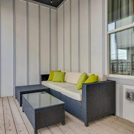 Holiday home Hillsboro Village Retreat Garage Rooftop Deck Sleeps 12 Sophisticated Open Living & Gourmet Kitchen Smart Tvs Pet-friendly W Private Garage Walk To Vanderbilt Minutes To 12 South & Broadway 24 7 Hospitality *
