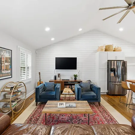 Spacious Modern Ranch 5 Miles To Downtown Holiday home