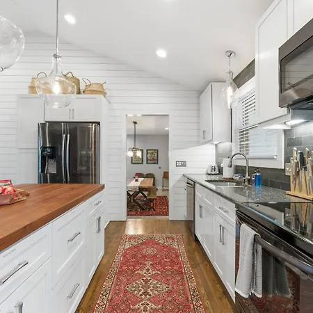 Spacious Modern Ranch 5 Miles To Downtown Holiday home *