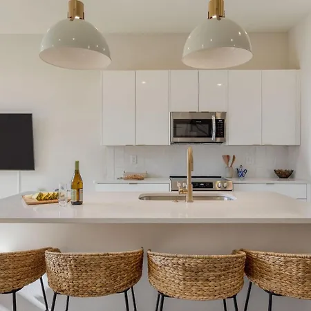 Holiday home Minutes To Broadway Chic Newly Built 4bdr W Balcony 98 Degrees By Avantstay *