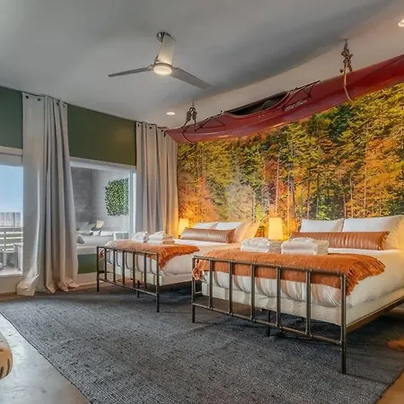 The Broadway Lounge By Local Holiday home *