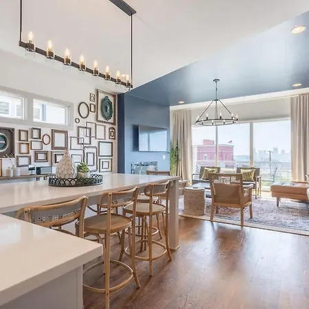 The Broadway Lounge By Local Holiday home
