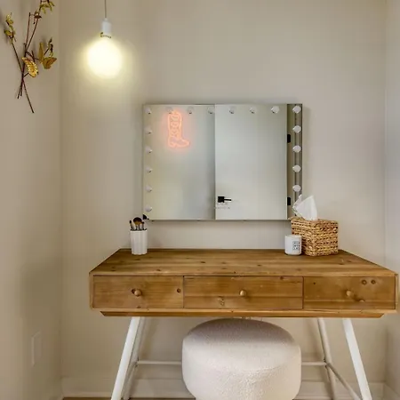 Sleeps 16 2 Modern Townhomes Minutes To Broadway Lischey 98 Degrees By Avantstay Holiday home