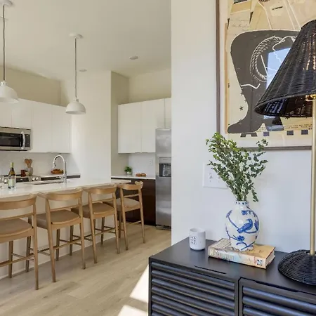 Holiday home Sleeps 16 2 Modern Townhomes Minutes To Broadway Lischey 98 Degrees By Avantstay Nashville