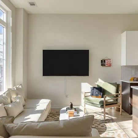 Holiday home Sleeps 16 2 Modern Townhomes Minutes To Broadway Lischey 98 Degrees By Avantstay *