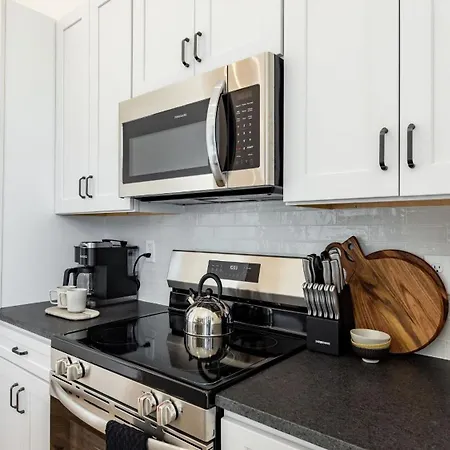 New Build Sleeps 12 2 Modern Design Near Downtown Holiday home