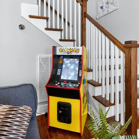 Holiday home Speakeasy Game Room, Hot Tub, Fire Pit, King Bed - Close To Downtown *