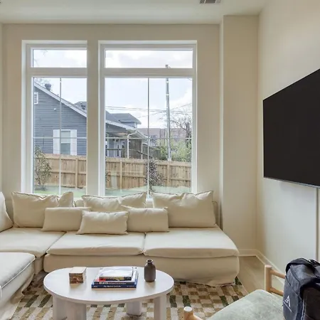 Sleeps 16 2 Modern Townhomes Minutes To Broadway Lischey 98 Degrees By Avantstay
