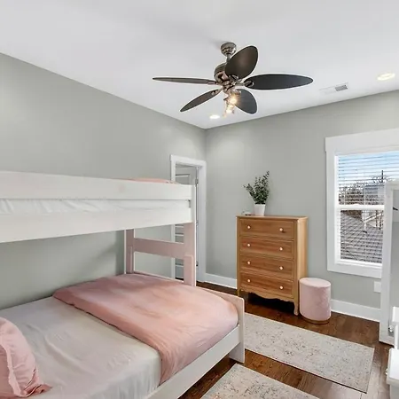 Speakeasy Game Room, Hot Tub, Fire Pit, King Bed - Close To Downtown