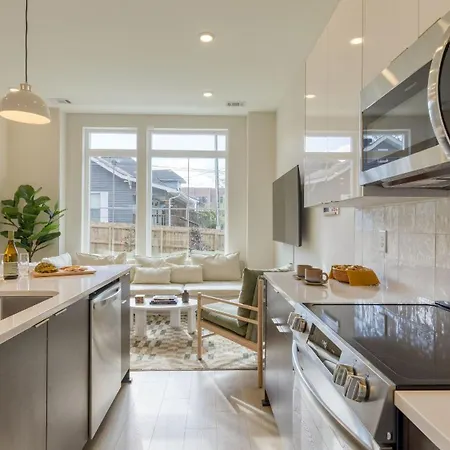 Sleeps 16 2 Modern Townhomes Minutes To Broadway Lischey 98 Degrees By Avantstay