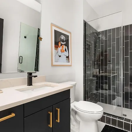 Modern Townhouse Near Vandy And Parthenon *