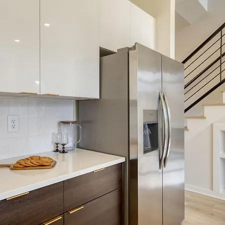 Sleeps 16 2 Modern Townhomes Minutes To Broadway Lischey 98 Degrees By Avantstay Holiday home *