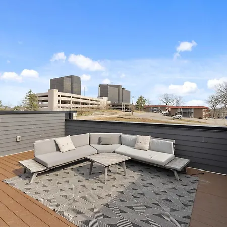 Holiday home West End Oasis-new Building & Rooftop Views
