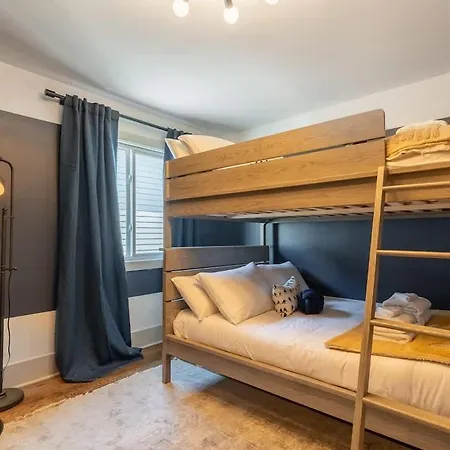 The Broadway Lounge By Local Holiday home *