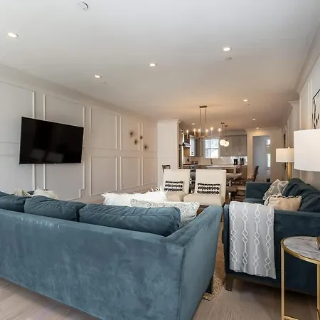 The Maddox By Local Holiday home *