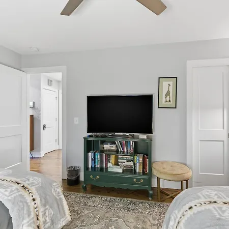 Spacious Modern Ranch 5 Miles To Downtown Holiday home *
