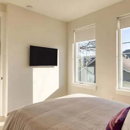 Sleeps 16 2 Modern Townhomes Minutes To Broadway Lischey 98 Degrees By Avantstay