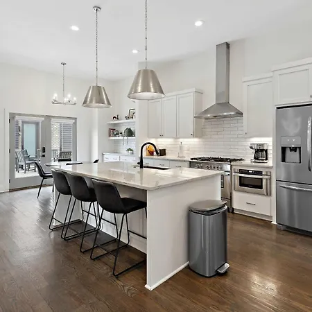West End Oasis-new Building & Rooftop Views Holiday home