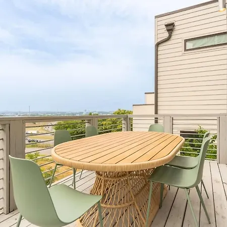 The Broadway Lounge By Local Holiday home *