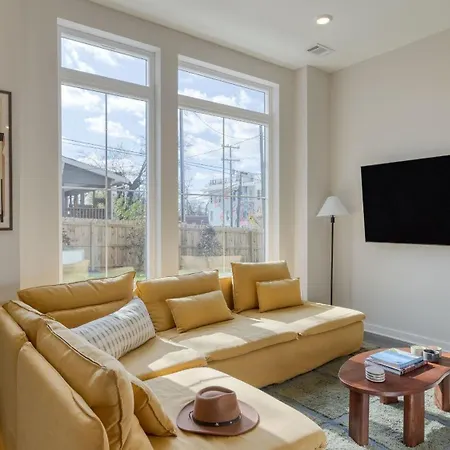 Holiday home Sleeps 16 2 Modern Townhomes Minutes To Broadway Lischey 98 Degrees By Avantstay *
