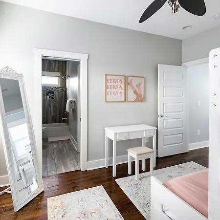 Speakeasy Game Room, Hot Tub, Fire Pit, King Bed - Close To Downtown