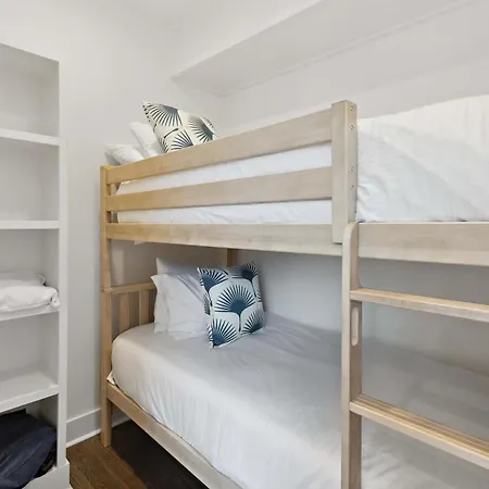 Holiday home West End Oasis-new Building & Rooftop Views *