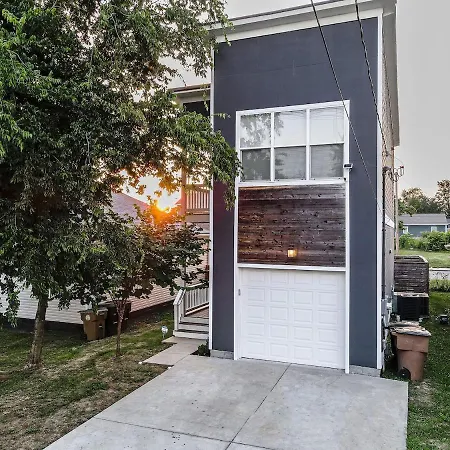 Speakeasy Game Room, Hot Tub, Fire Pit, King Bed - Close To Downtown Holiday home