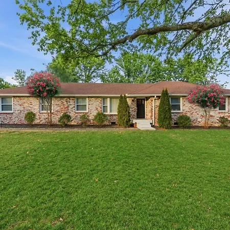Spacious Modern Ranch 5 Miles To Downtown Holiday home *
