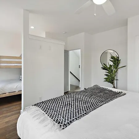 West End Oasis-new Building & Rooftop Views Holiday home Nashville