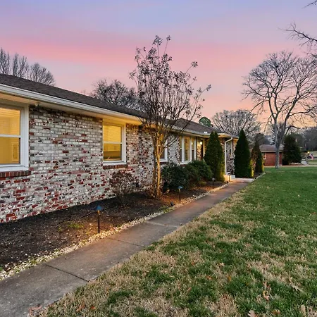 Holiday home Spacious Modern Ranch 5 Miles To Downtown Nashville