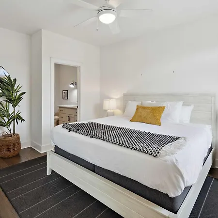 West End Oasis-new Building & Rooftop Views Holiday home Nashville