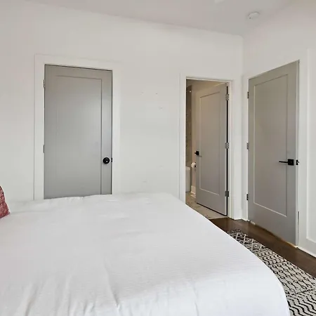 West End Oasis-new Building & Rooftop Views Holiday home *