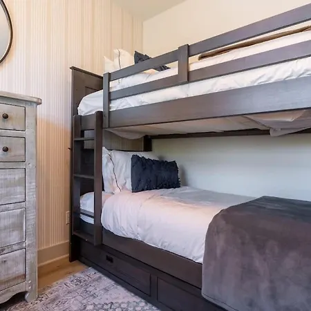 Holiday home Let The Good Times Roll By Local Nashville