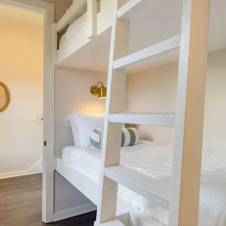 Holiday home Sleeps 16 2 Modern Townhomes Minutes To Broadway Lischey 98 Degrees By Avantstay