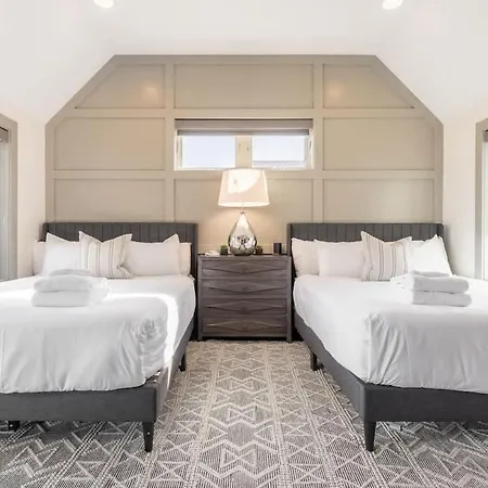 The Onyx Opal By Local Holiday home *