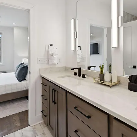 West End Oasis-new Building & Rooftop Views Holiday home Nashville