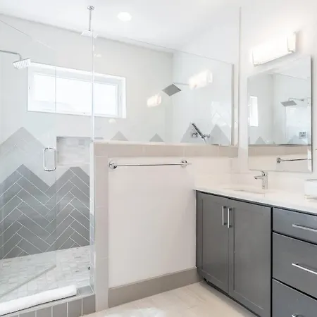 The Onyx Opal By Local Holiday home *