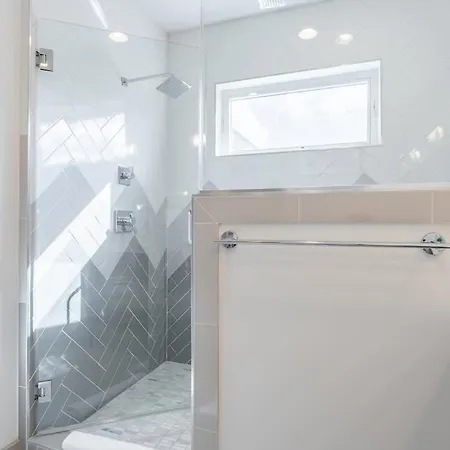 The Onyx Opal By Local Holiday home *